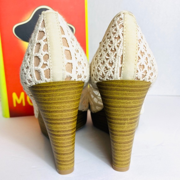 American Eagle Cream Lace Open Toe Wedges Size 7.5 - Picture 3 of 4